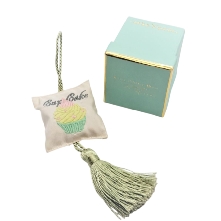 Coussin cupcake à parfumer avec pompon vert – Atelier Catherine Masson