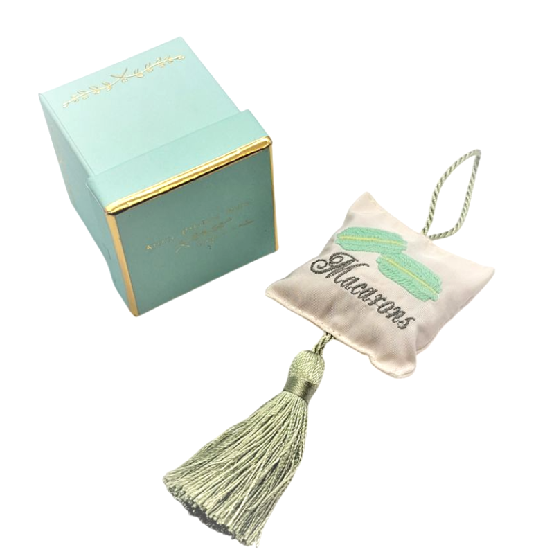 Coussin Macaron à parfumer avec pompon vert – Atelier Catherine Masson