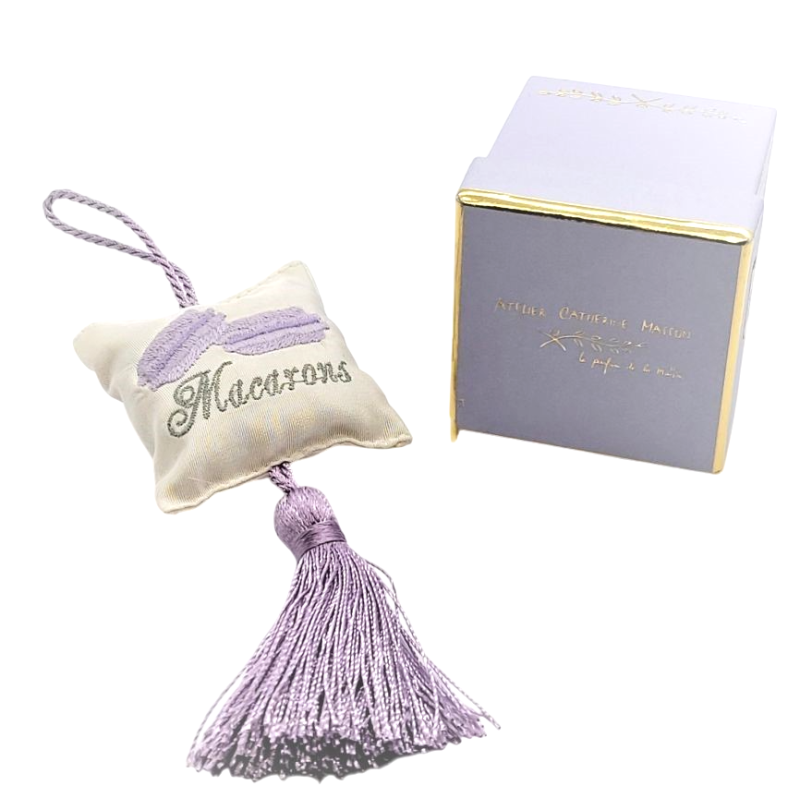 Coussin Macaron à parfumer avec pompon violet – Atelier Catherine Masson