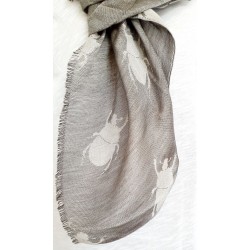 Foulard gris à motifs de scarabées