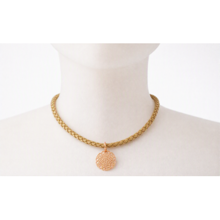 Collier ras-du-cou cordon en cuir tressé et pendentif rosace