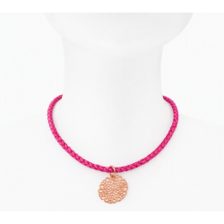 Collier ras-du-cou cordon en cuir tressé et pendentif rosace