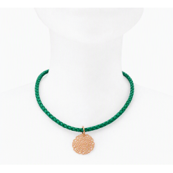 Collier ras-du-cou cordon en cuir tressé et pendentif rosace