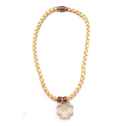 Collier cordon en cuir tressé jaune et pendentif Trèfle