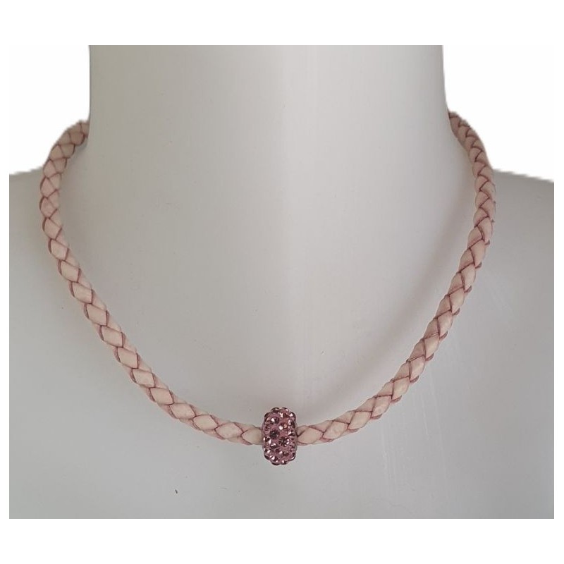 Collier cordon en cuir tressé rose poudré et perle strass