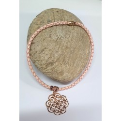 Collier cuir tressé rose – Pendentif Fleur filigranée
