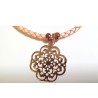 Collier cuir tressé rose – Pendentif Fleur filigranée