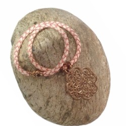 Collier cuir tressé rose – Pendentif Fleur filigranée