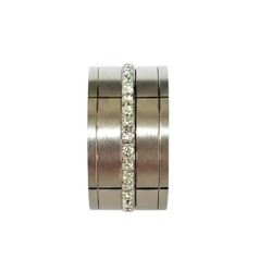 Bague large en acier inoxydable et pierres en zirconium.