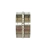 Bague large en acier inoxydable et pierres en zirconium.