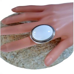 Bague cabochon blanc
