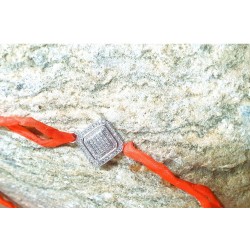 Collier ruban de satin avec pendentif carré