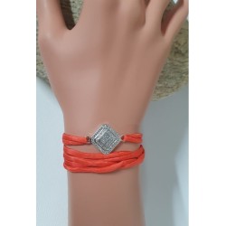Collier ruban de satin avec pendentif carré
