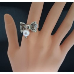 Bague fantaisie nœud papillon ajouré et perle